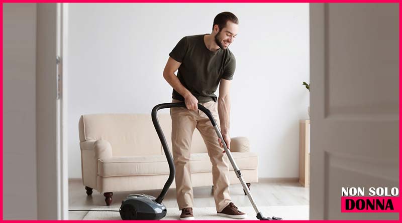 uomini che fanno le pulizie domestiche