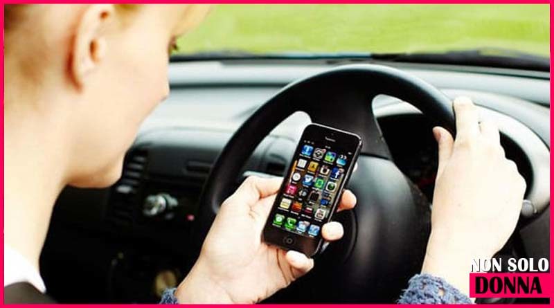 guida con il cellulare